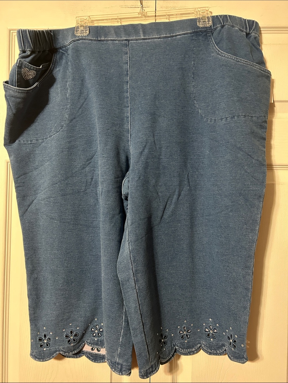 Quacker Factory 3X Stretch Denim Pull On Scalloped Hem Capris Rhinestone Accents